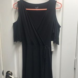 NWT Francesca’s Black dress, off shoulder sleeves.